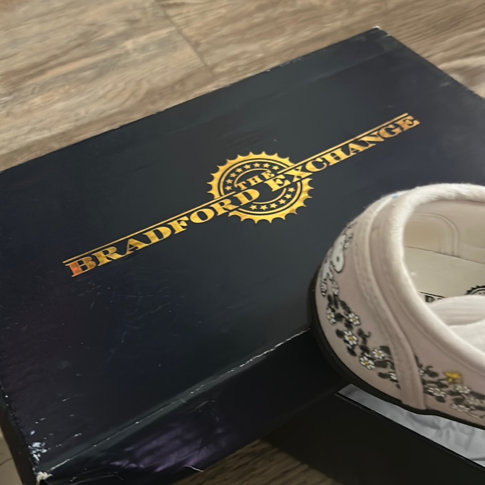 New Bradford Exchange Snoopy Tennis Shoes